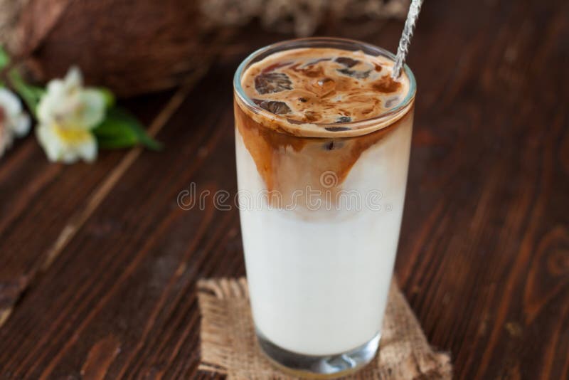 Med is kaffe med kokosnöten mjölkar fotografering för bildbyråer