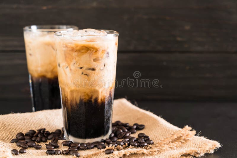 Med is kaffe med mjölkar royaltyfria foton