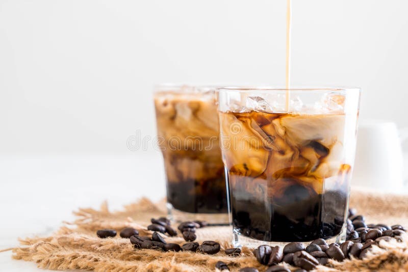 Med is kaffe med mjölkar arkivbilder