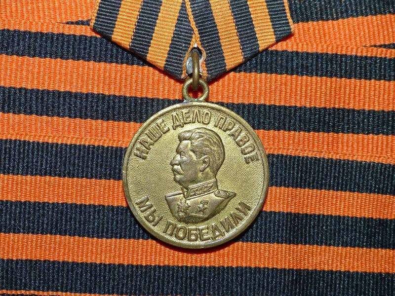 Medaille 'des Sieges im großen Patriotischen Krieg 1941-1945' auf dem Hintergrund des StGeorge`s Band Auszeichnungen des Soldaten stockfotos Medaille 'des Sieges im großen Patriotischen Krieg 1941-1945' auf dem Hintergrund des StGeorge`s Band Auszeichnungen des Soldaten stockfotos