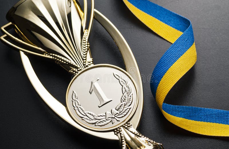 Medalla de los ganadores del oro para una competencia o una carrera imagenes de archivo Medalla de los ganadores del oro para una competencia o una carrera imagenes de archivo