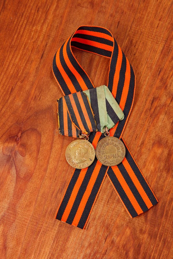 Medallas para la victoria sobre Alemania y para la liberación de Belgrado imagenes de archivo Medallas para la victoria sobre Alemania y para la liberación de Belgrado imagenes de archivo