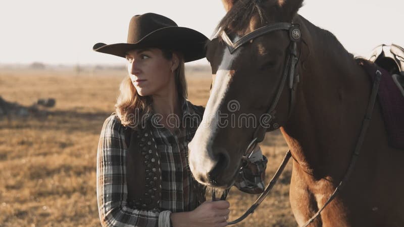 Medelskott av unga flickan som slår och kramar hästen härlig hästkvinna