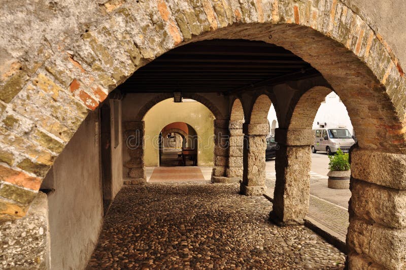 Medeltida gallerier i byn av San Daniele, Friuli, Italien royaltyfri bild Medeltida gallerier i byn av San Daniele, Friuli, Italien royaltyfri bild