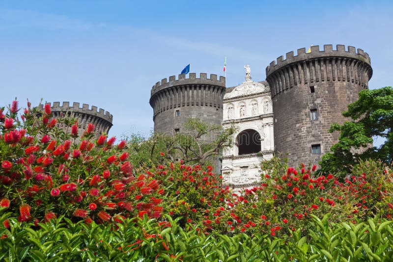 Medeltida slott av Maschio Angioino eller Castel Nuovo i Naples, I royaltyfri fotografi Medeltida slott av Maschio Angioino eller Castel Nuovo i Naples, I royaltyfri fotografi