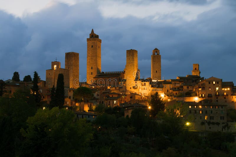 Medeltida torn av staden av San Gimignano i den September skymningen italy arkivbilder Medeltida torn av staden av San Gimignano i den September skymningen italy arkivbilder