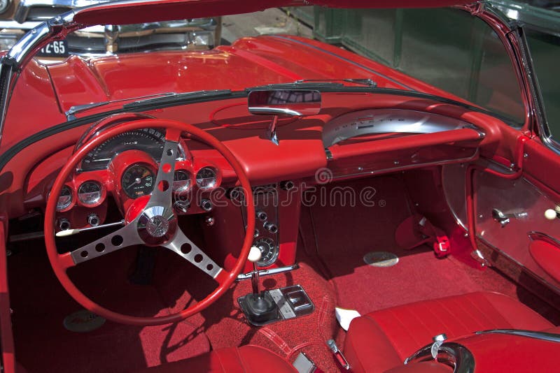 MEDEMBLIK, NEDERLAND, -28 JULI 2013: Rood interieur van een rode korvet stock fotografie MEDEMBLIK, NEDERLAND, -28 JULI 2013: Rood interieur van een rode korvet stock fotografie