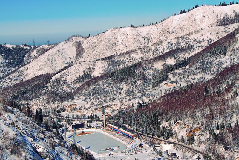 Medeo (Medeu) het schaatsen piste in Alma Ata, Kazachstan royalty-vrije stock afbeeldingen Medeo (Medeu) het schaatsen piste in Alma Ata, Kazachstan royalty-vrije stock afbeeldingen