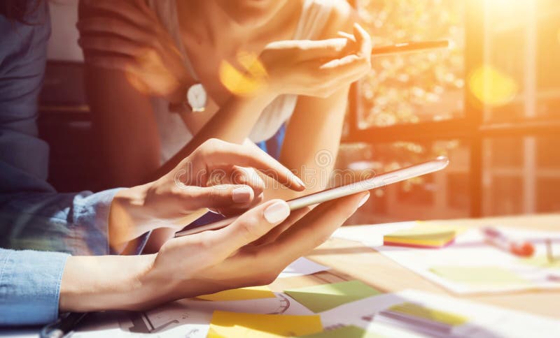 Medewerkers die Grote Besluiten nemen Jonge Zaken die het Moderne Bureau van Team Discussion Corporate Work Concept op de markt b Medewerkers die Grote Besluiten nemen Jonge Zaken die het Moderne Bureau van Team Discussion Corporate Work Concept op de markt b