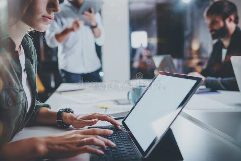 Medewerkers die procesfoto werken Jong meisje die samen met collega's bij zolder van het nacht de moderne bureau werken Het schaa stock afbeelding Medewerkers die procesfoto werken Jong meisje die samen met collega's bij zolder van het nacht de moderne bureau werken Het schaa stock afbeelding