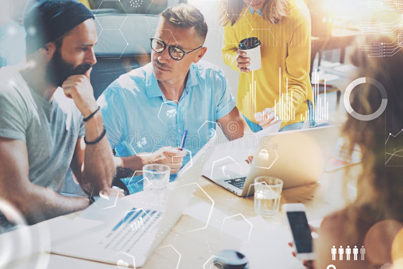 Medewerkersmensen die proces werken Jonge creatieve mensen die in modern bureau samenwerken Concept digitaal diagram royalty-vrije stock afbeeldingen Medewerkersmensen die proces werken Jonge creatieve mensen die in modern bureau samenwerken Concept digitaal diagram royalty-vrije stock afbeeldingen
