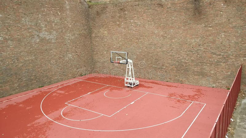 Media cancha de baloncesto foto de archivo. Imagen de rodeado - 173912172
