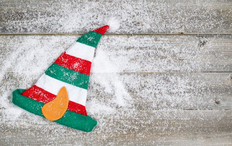 Media del duende de la Navidad en la madera rústica con nieve imágenes de archivo libres de regalías Media del duende de la Navidad en la madera rústica con nieve imágenes de archivo libres de regalías