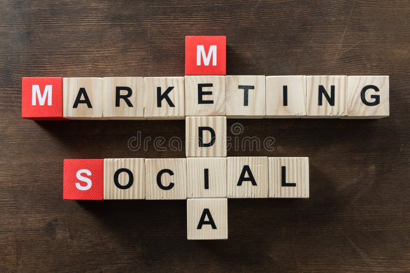 Media sociali che commercializzano parola fatta dalle parole incrociate immagine stock libera da diritti Media sociali che commercializzano parola fatta dalle parole incrociate immagine stock libera da diritti