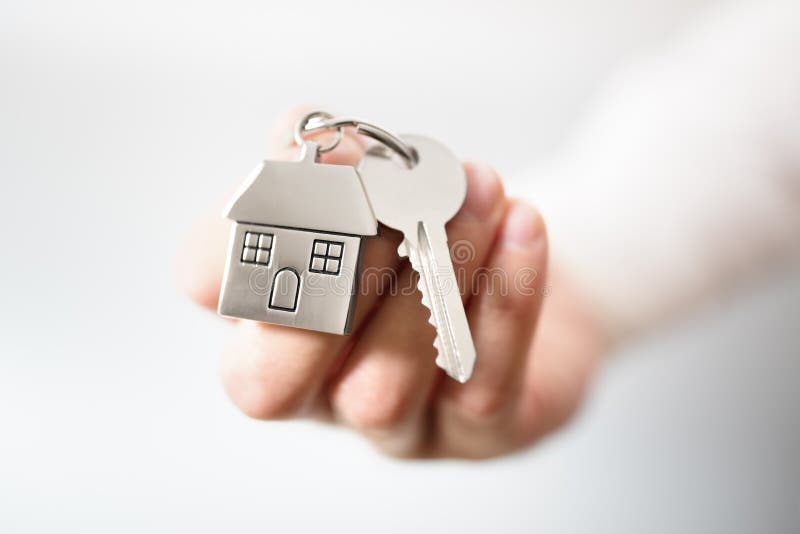 Agente imobiliário a entregar chaves de casa foto de stock royalty free