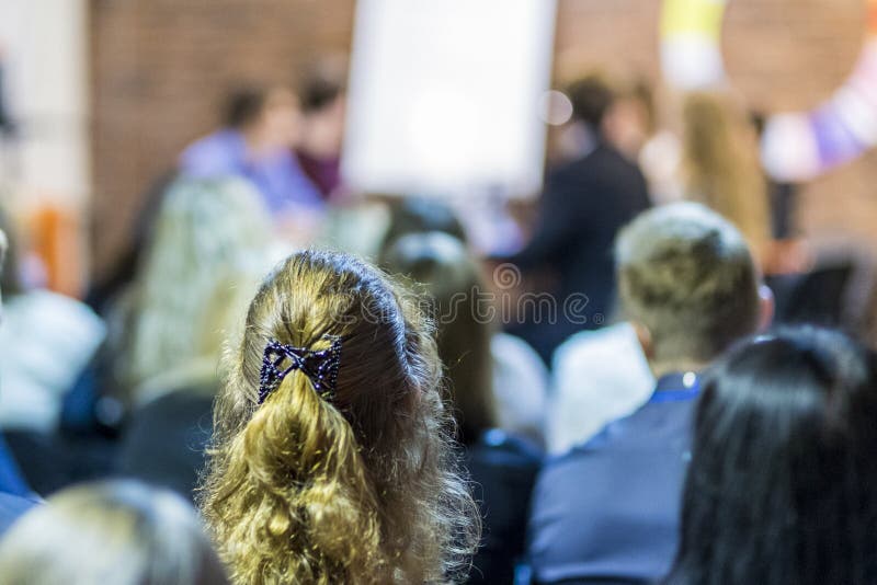 Mediadores profissionais que têm um debate público na mesa redonda fotos de stock Mediadores profissionais que têm um debate público na mesa redonda fotos de stock