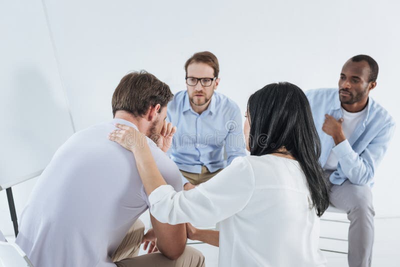 mediados de gente adulta multiétnica que se sienta en sillas y hombre trastornado favorable ilustración del vector mediados de gente adulta multiétnica que se sienta en sillas y hombre trastornado favorable ilustración del vector