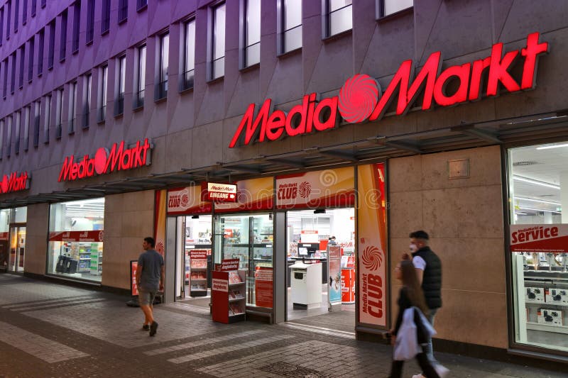 AMSTERDAM, NETHERLANDS - JULY 8, 2017: People walk by Media Markt store in  Amsterdam. Media Markt is the largest consumer electronics store chain in E  Stock Photo - Alamy