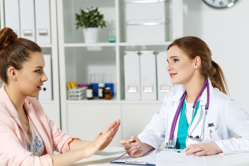 Medic gata să examineze pacientul și să ajute royalty free stock photos
