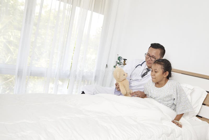 Little girl and doctor in hospital royalty free stock images Little girl and doctor in hospital royalty free stock images