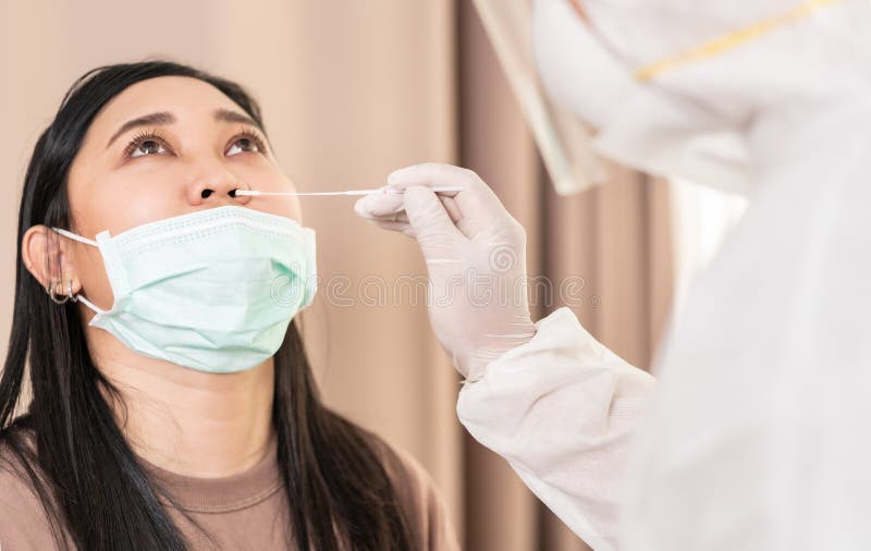 Zdravotní zaměstnanci oblek19 na asijský žena podle tampon na nemocnice.
