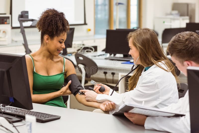 Lékařské studenti společně pracují v laboratoři na univerzitě.