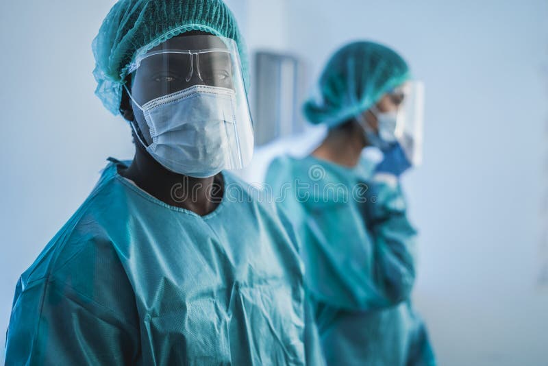 Medici al lavoro all'interno dell'ospedale durante l'epidemia di coronavirus operai in crisi covid19 indossando una maschera di pr