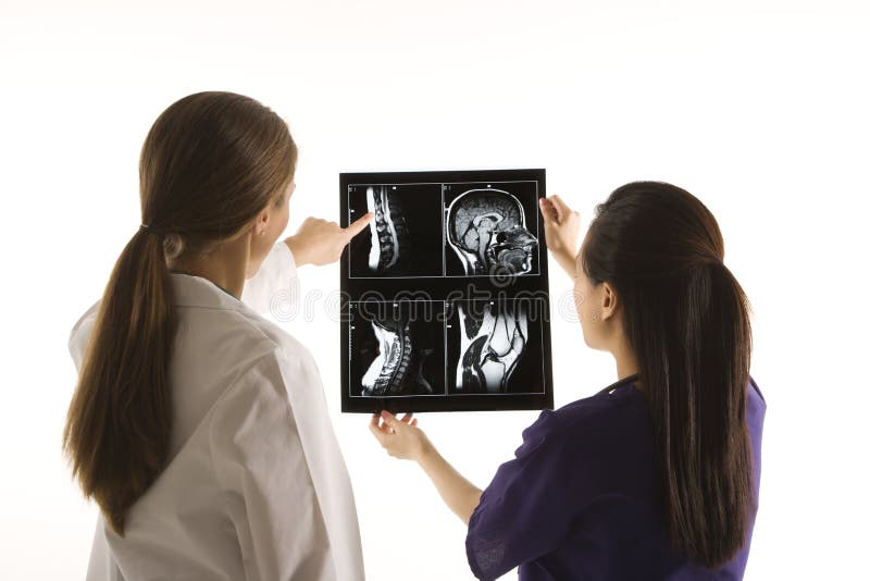 Medici che analizzano raggi X. immagine stock libera da diritti Medici che analizzano raggi X. immagine stock libera da diritti