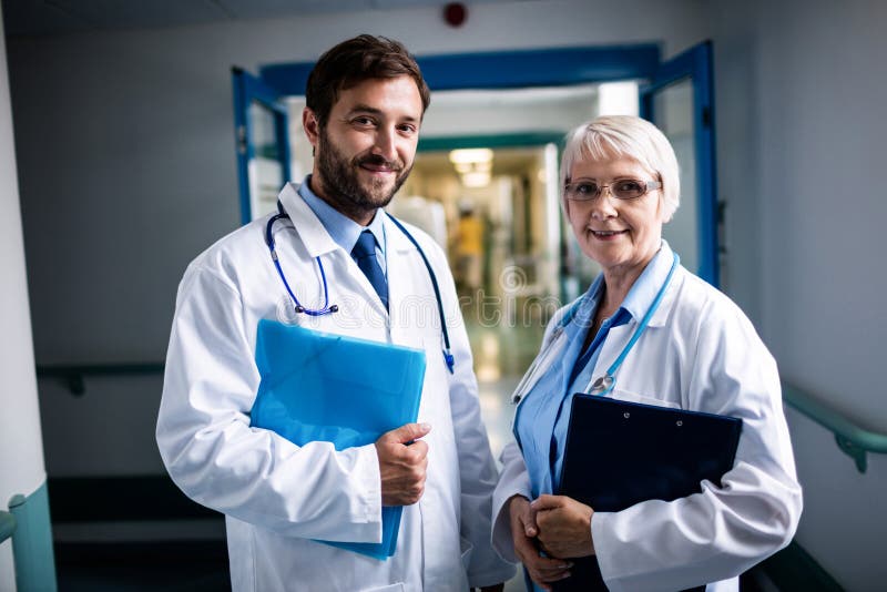 Medici che stanno insieme alla lavagna per appunti ed all'archivio immagine stock libera da diritti Medici che stanno insieme alla lavagna per appunti ed all'archivio immagine stock libera da diritti