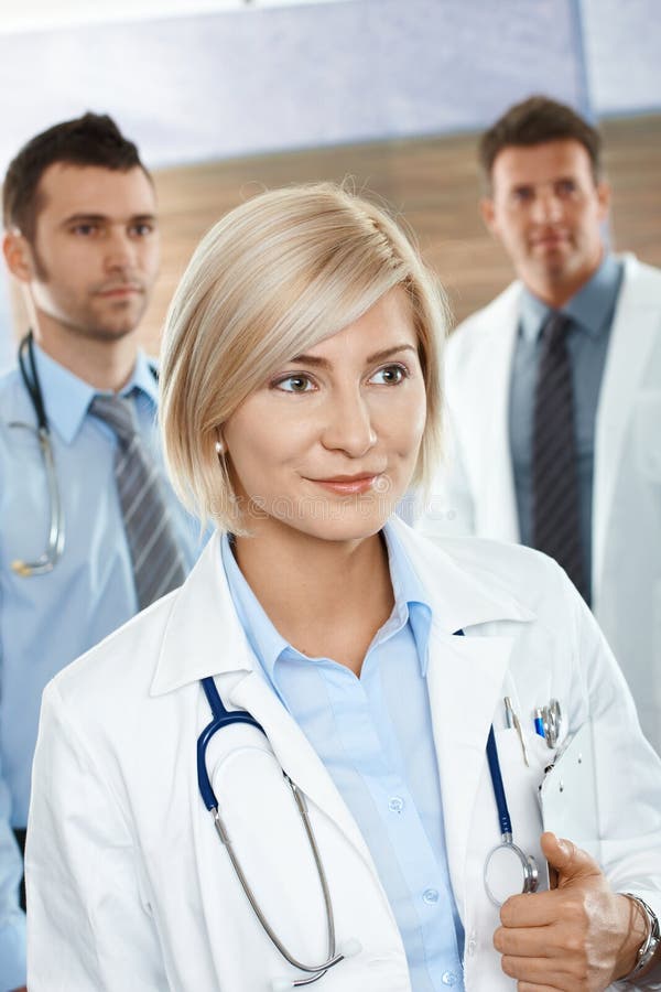Medici sul corridoio dell'ospedale fotografia stock libera da diritti Medici sul corridoio dell'ospedale fotografia stock libera da diritti