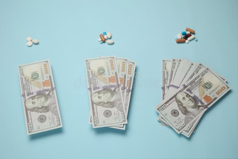Medicijnen en geld De kosten van behandeling en medische verzekering royalty-vrije stock afbeeldingen Medicijnen en geld De kosten van behandeling en medische verzekering royalty-vrije stock afbeeldingen