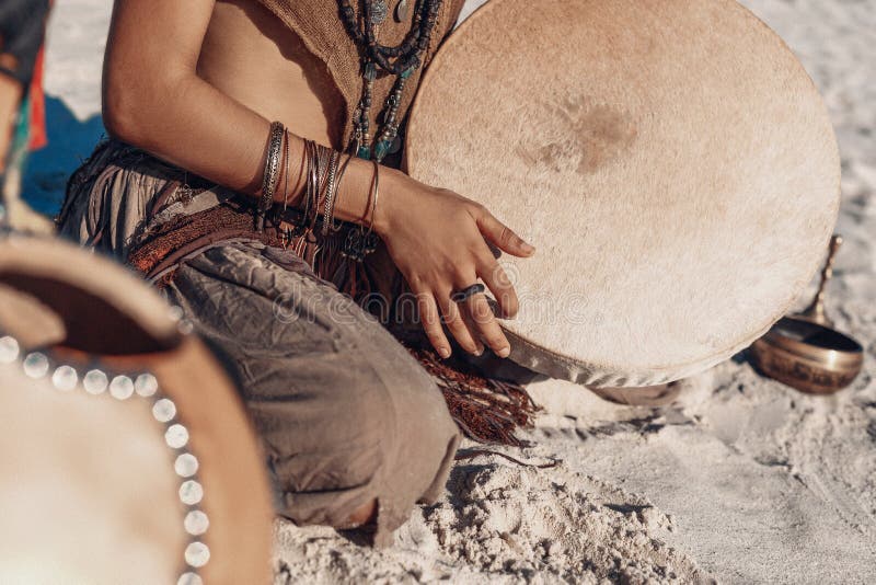 Medicijnmantrommel in vrouwenhand speel etnische muziek