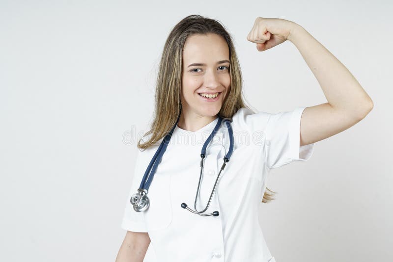 Medicin och hälsobegrepp. Läkaren visar sina muskler och visar att han lyckats. isolerad på vit bakgrund