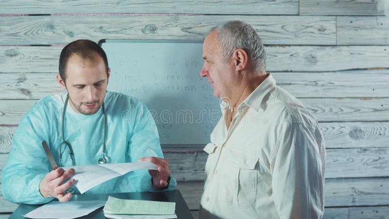 Medicina, atención sanitaria y concepto de la gente - el doctor está mirando terapia de los resultados y de la recomendación del