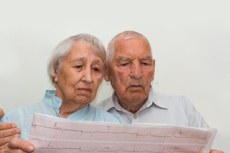 Medicina, edad, atención sanitaria y concepto de la gente - mujer mayor y reunión del doctor en oficina médica imagen de archivo Medicina, edad, atención sanitaria y concepto de la gente - mujer mayor y reunión del doctor en oficina médica imagen de archivo