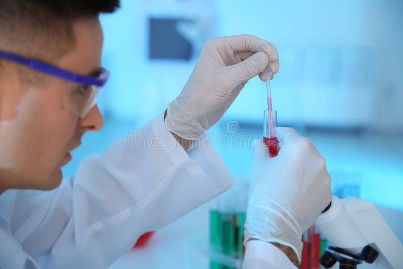 Medicinare som arbetar i det vetenskapliga laboratoriumet, closeup royaltyfri foto Medicinare som arbetar i det vetenskapliga laboratoriumet, closeup royaltyfri foto
