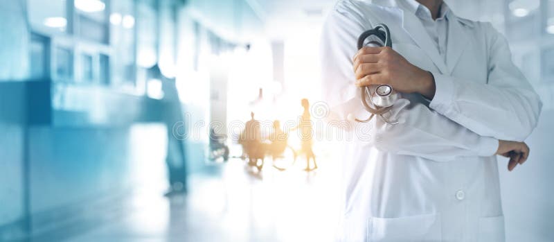 Medicindoktor med stetoskopet i handen som står säkert arkivfoto