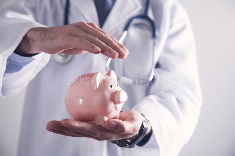 Medicindoktor som rymmer spargrisen Stetoskop- och dollarbills som isoleras p? vit bakgrund royaltyfri bild Medicindoktor som rymmer spargrisen Stetoskop- och dollarbills som isoleras p? vit bakgrund royaltyfri bild