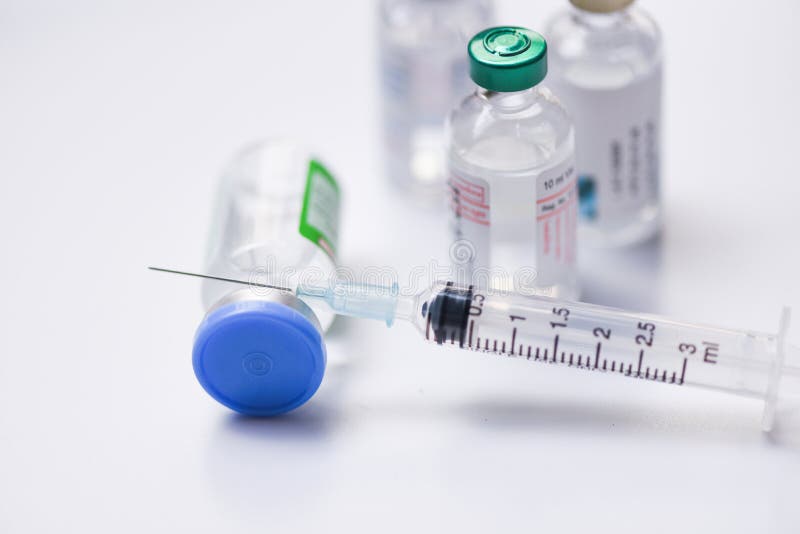 Medicinflaskexponeringsglas för injektionssprutainjektionvisare på vit bakgrund - hjälpmedel för utrustning för läkarbehandlingdr