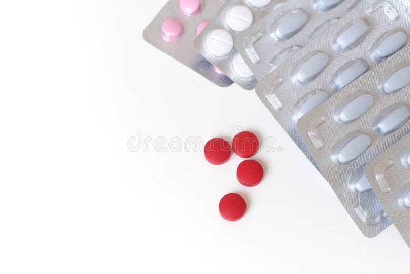 Medicinsk behandling, hälso- och sjukvårdskoncept Piller på vit bakgrund arkivbild Medicinsk behandling, hälso- och sjukvårdskoncept Piller på vit bakgrund arkivbild