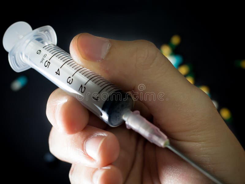 Medicinsk injektionsspruta och visare för injektion med svart bakgrund arkivfoton Medicinsk injektionsspruta och visare för injektion med svart bakgrund arkivfoton