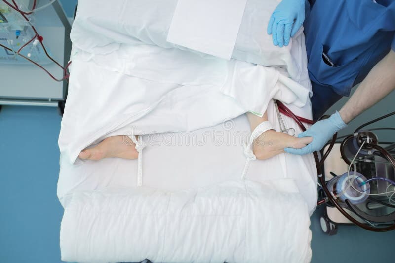 Medicinsk person som arbetar med patienten arkivbild Medicinsk person som arbetar med patienten arkivbild