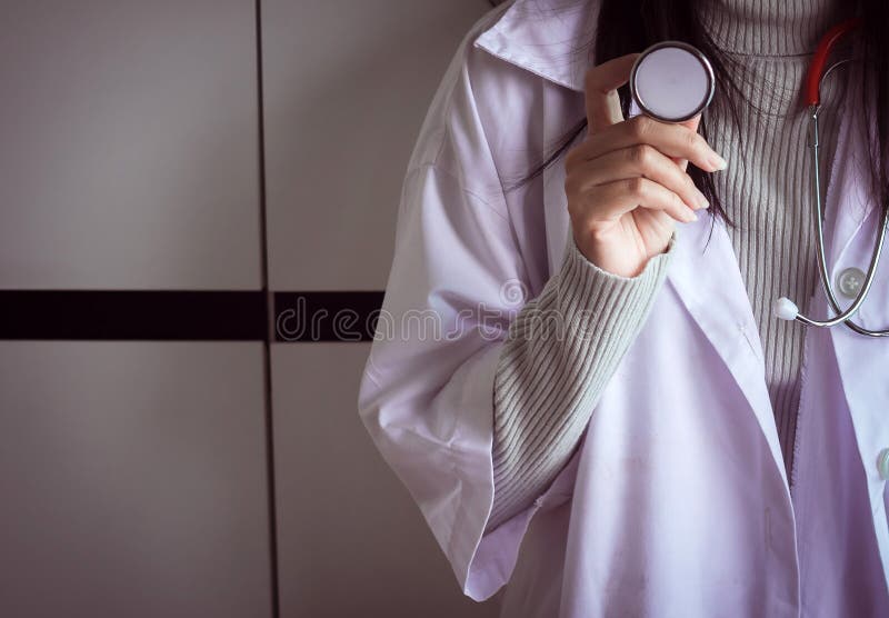 Medicinsk stetoskop i handen, hållande undersökningsapparat för doktor för puls royaltyfri bild Medicinsk stetoskop i handen, hållande undersökningsapparat för doktor för puls royaltyfri bild