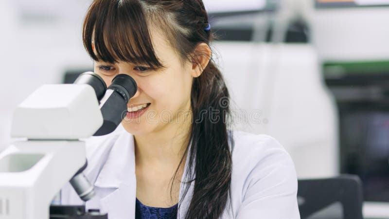 Medicinsk teknolog arbetar i laboratoriet Använda ett mikroskop för att upptäcka objekt som är för små för blotta ögat arkivbilder Medicinsk teknolog arbetar i laboratoriet Använda ett mikroskop för att upptäcka objekt som är för små för blotta ögat arkivbilder
