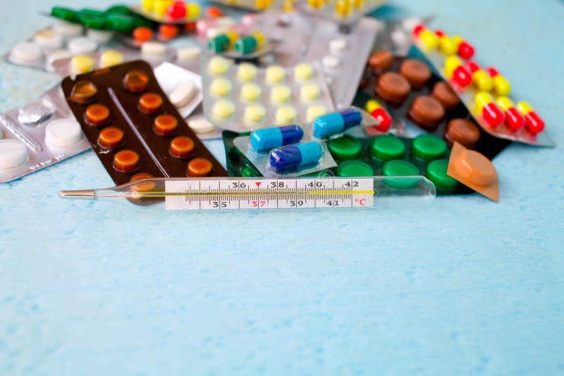 medicinsk termometer och mediciner i minnestavlor royaltyfria foton medicinsk termometer och mediciner i minnestavlor royaltyfria foton