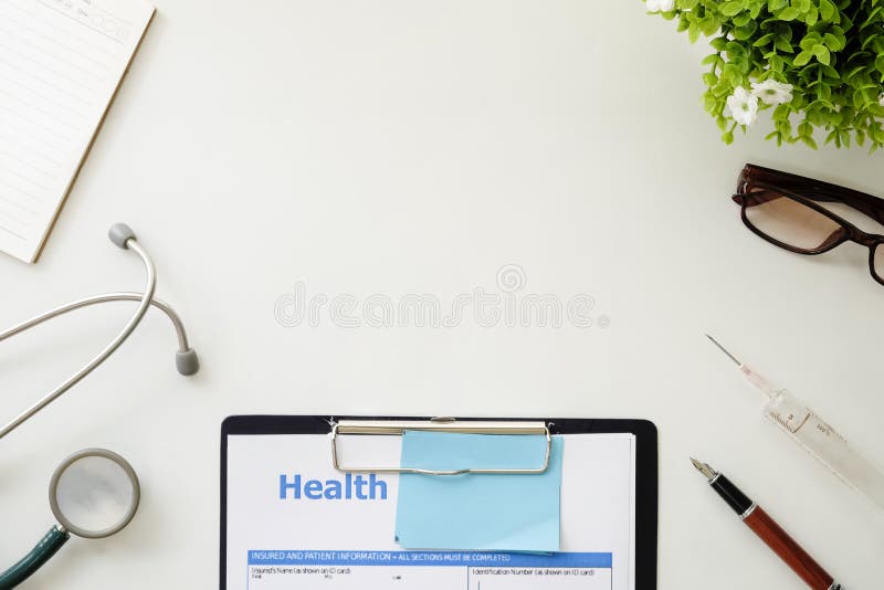 Medicinsk utrustning, vit bakgrund med stetoskopkontorsmodellen royaltyfri bild Medicinsk utrustning, vit bakgrund med stetoskopkontorsmodellen royaltyfri bild