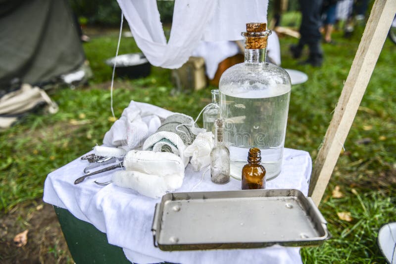 Medicinska apparater från världskrig II under historisk reconstructi arkivfoto Medicinska apparater från världskrig II under historisk reconstructi arkivfoto