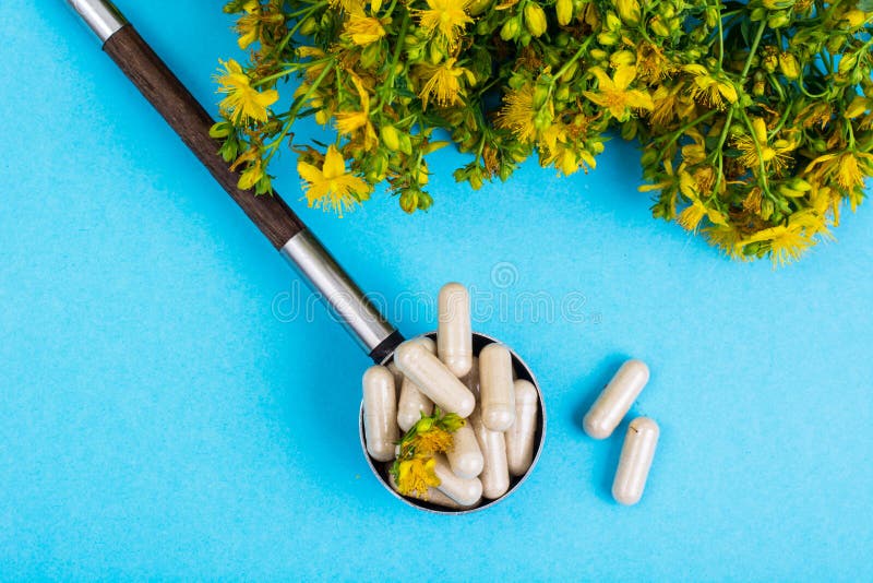 Medicinska kapslar från medicinsk naturlig wort för St John ` s royaltyfri bild Medicinska kapslar från medicinsk naturlig wort för St John ` s royaltyfri bild