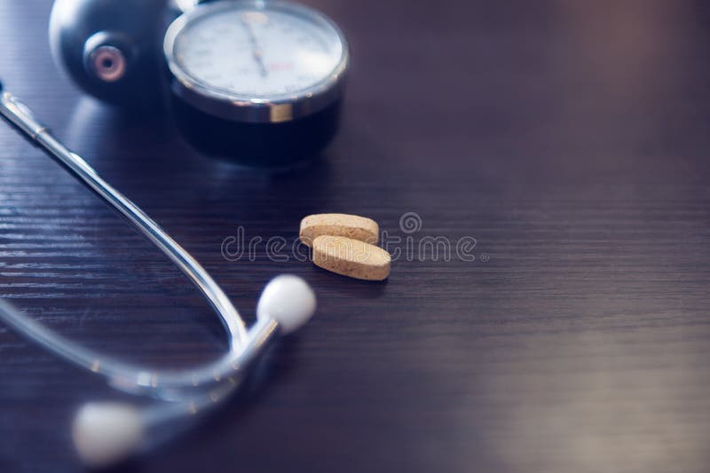 Medicinska piller/flikar och blodtryckmanschett fotografering för bildbyråer Medicinska piller/flikar och blodtryckmanschett fotografering för bildbyråer