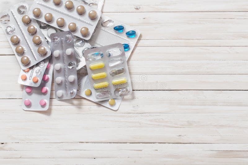 Medicinska preventivpillerar, antibiotikummar på träbakgrund royaltyfri fotografi Medicinska preventivpillerar, antibiotikummar på träbakgrund royaltyfri fotografi